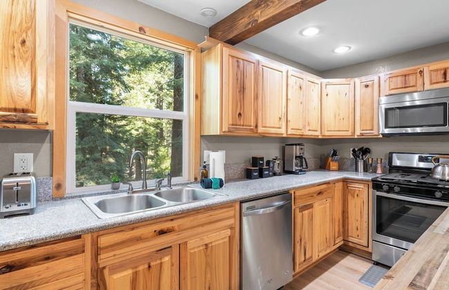 Sweet Pine Deck + Hot Tub, Cozy Modern Interior Close to Ski Resort! - Foto 54