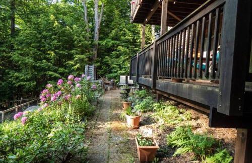 Whimsical Lakefront Chalet - Foto 25