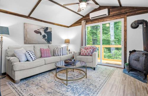 The Heartwood Hideaway-Charming Cabin Getaway-Trails, Creek, and Starry Nights - Foto 1