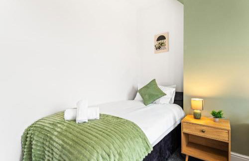 Comfortable 4 Bed Home - Free Parking & Fast WiFi - Foto 23