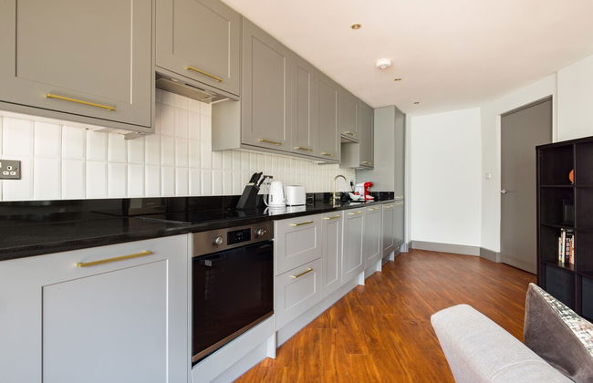 Spacious 2 Bed - Battersea High Street - Photo 15