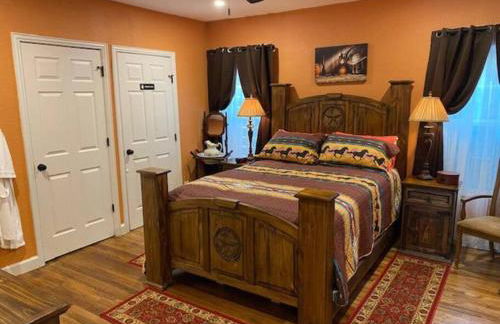 StockYards!-1 block away ! Cowboy Cottage sleeps 9 - Foto 5