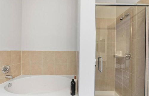 Modern Austin 2BR 2B Unit with Pool, Parking & WiFi - Photo 32