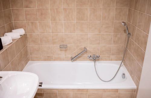 Platz für 8 Pers - C4S Come4Stay Monteure "InnArt" Boxspringbett Einzelbett Töging am Inn, Parkplatz, WLAN, Balkon, Smart TV, voll ausgestatteter Küche, Waschmaschine - Foto 17