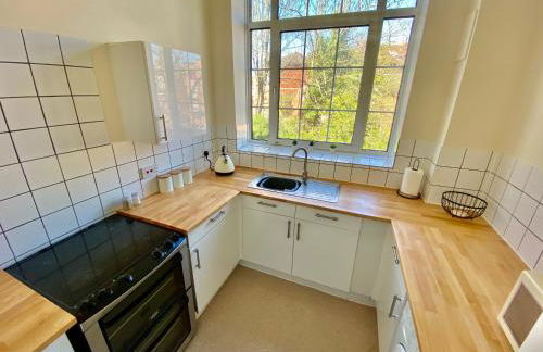 4 Single beds or 2 Doubles - FREE PARKING SPACES - SMART TV's - City Centre Spacious flat - Photo 8