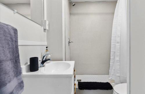 Unit 6: Sleek and modern 1 bedroom - Photo 12