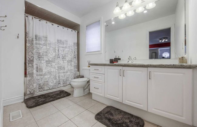 Luxury Retreat Modern Spacious 4 Bedroom Home - Photo 16