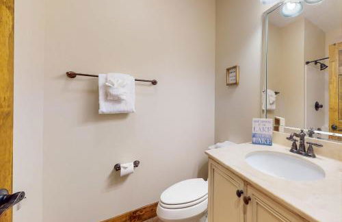 Spacious Lakeview Townhouse Sleeps 8 Deck Grill - Foto 17