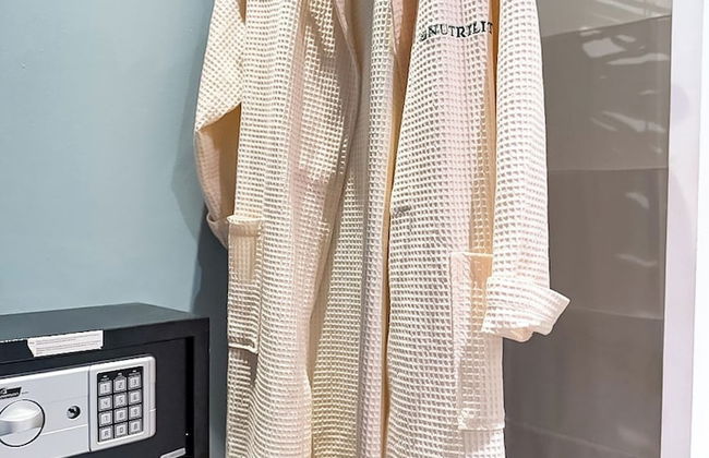 NEW Stunning Beachfront Condo at the Coral Beach - Foto 33