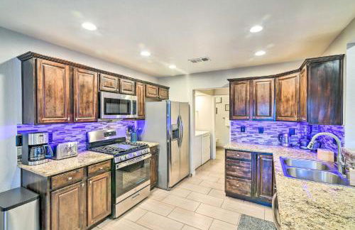 Contemporary Vegas Townhome with Community Pool - Foto 11