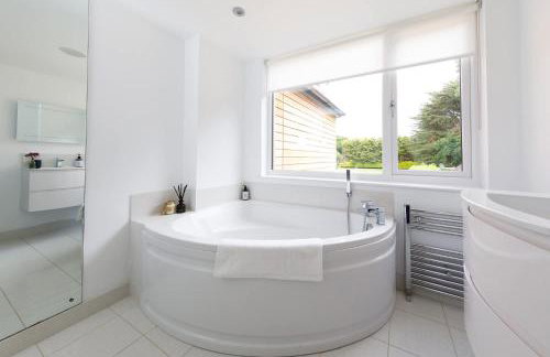 Stunning 5BR Home With Pool - 5 min to Beach - Foto 78