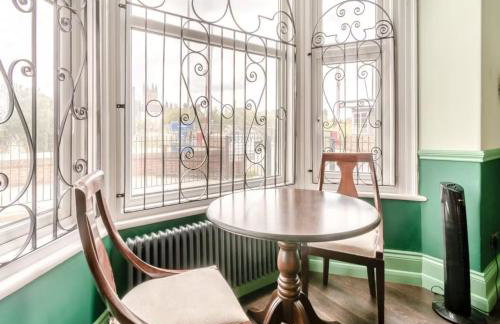 Riverside Georgian House with Hot Tub, Sauna & Parking - Foto 6