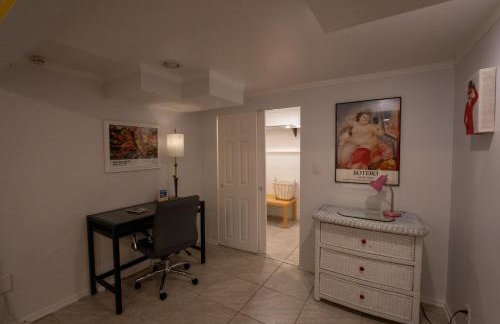 Spacious furnished in-law apartment with private deck and patio close to Light Rail - Foto 10