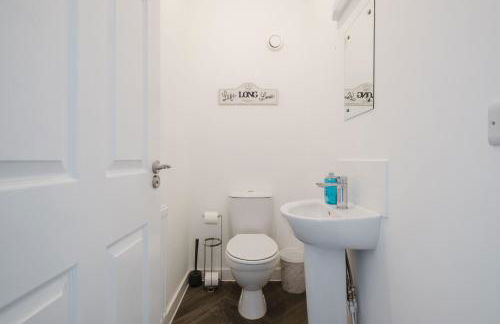 Modern and Comfortable Home away from Home - Photo 9