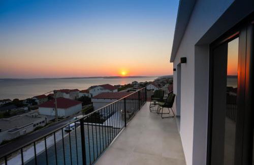 Newly built Villa MarVista with 4 bedrooms,infinity pool & stunning sea and mountain views - Photo 10