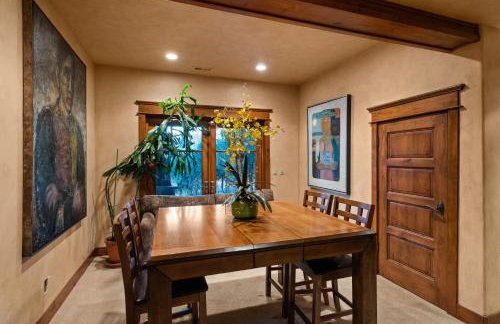 Luxe Artful Mountain Retreat with 4 King Suites, 8 Person Hot Tub and 3 Decks - Foto 25