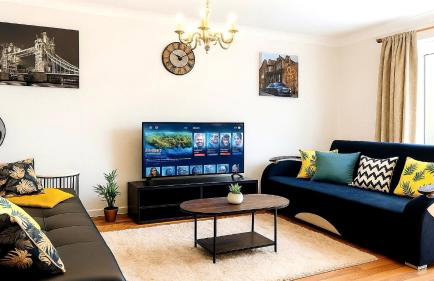 Modern 3 Bedroom Home, Free Parking, Garden, Sleeps 7 - Photo 1