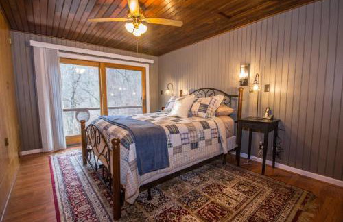 Red Roof mountain cabin with Starlink internet! - Foto 7