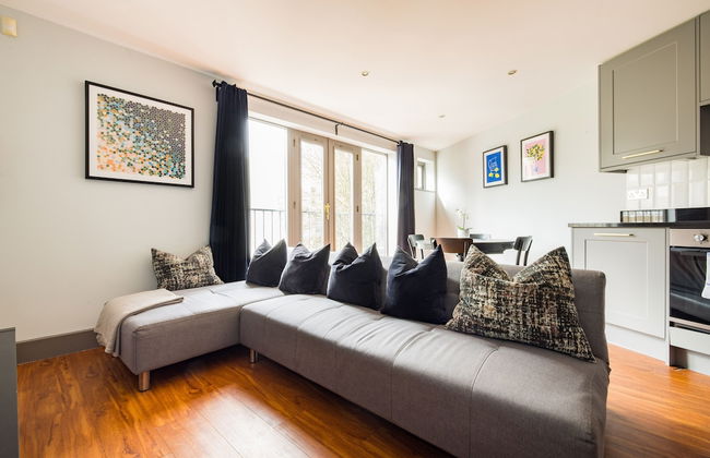 Spacious 2 Bed - Battersea High Street - Photo 21