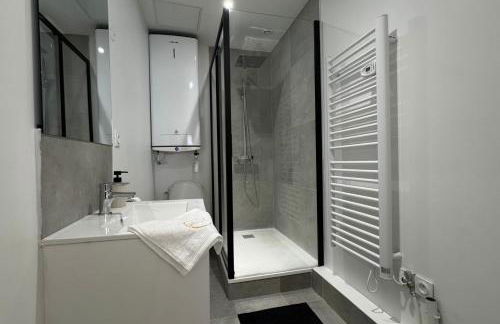 Le Sweet - By BEST KEYS - Suite Design avec Spa Privatif Balnéo - Centre-Ville - Lit Queen Size - Smart TV Netflix - Ambiance Romantique - WiFi Fibre - Check-in Autonome - Foto 20