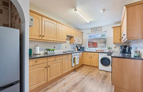 Spacious White House with parking, garden, Wi-Fi - Photo 5