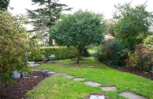 Charming 3BR Cottage Sleeps 8 - 15 Mins to Centre - Foto 26