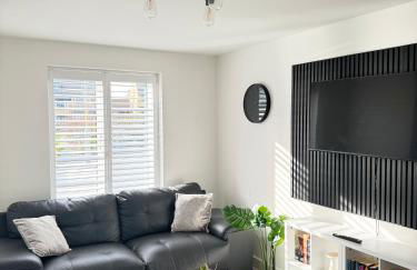 Parkside Luxury 3 bedroom home, 5 min to Ebbsfleet Station and has free Parking - Foto 1