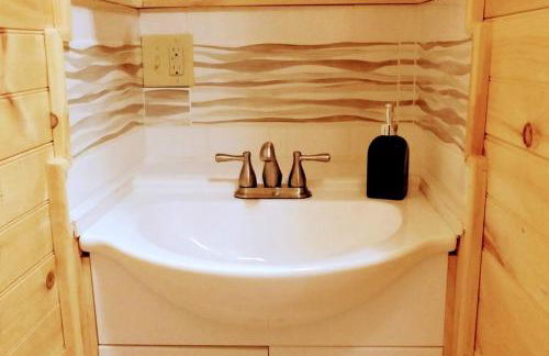 Water's Edge, Covered Porch, Deep Creek as your Backyard Haven, Hot Tub, Pool Table, Fire Pit, Close to Town & Entrance to National Park - Foto 35