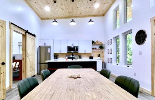 Modern Gem w/Spacious Deck, Swinging bed, Hot Tub - Foto 26