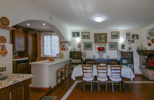 2 Bedroom Beautiful Apartment In Querceta - Photo 14