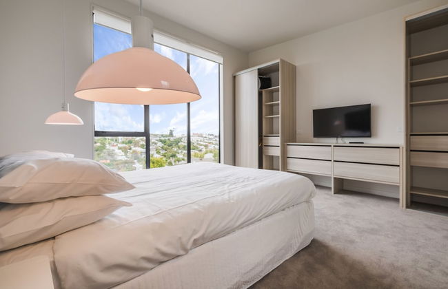 Spacious 3 Bedroom with Ensuite Bathroom - Photo 3