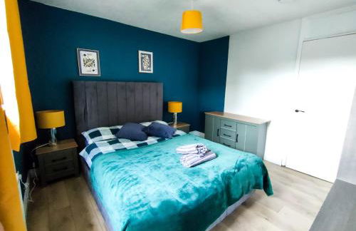 Cozy Four-Bedroom Home with Hot Tub, Garden, CONTRACTORS WELCOME - Close to Shops, Restaurants, Hospital and Park - Photo 8