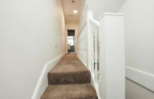 Newly Renovated Modern 4 Bed 3 Bath Apartment London - Foto 44