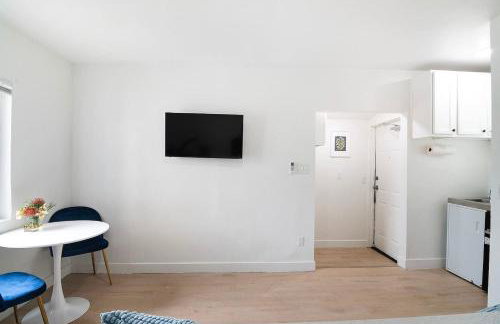Central LA Loft Studio Queen Sofa WFH Ready - Photo 24