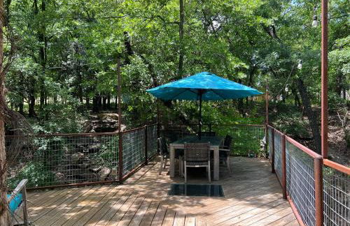 Hobbit Treehouse with waterfall on the Brazos River! 350 acres! Tubing! Petting zoo! - Foto 10