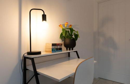 Stylish Innsworth home with garden & parking - Photo 30