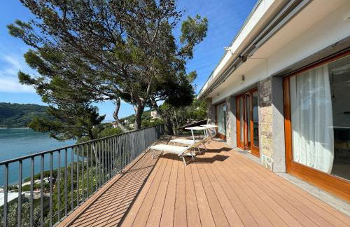 Modern and Elegant apartment with a spacious sea view terrace overlooking Palmaria Island Bright designer interiors Fully equipped Up to 6 guests Private parking Aircon All the comforts for a perfect stay - Foto 26