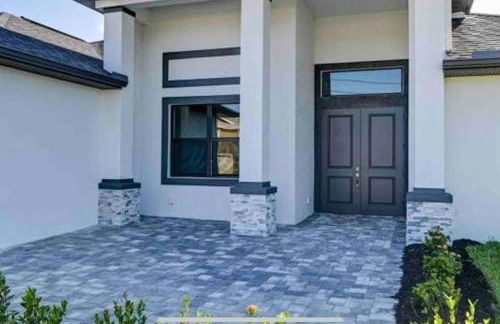 Newly built Villa Ballerina with heated pool and incredible view into beautiful Arrowheadcanal - Photo 7