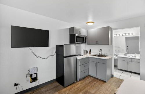 Bright modern studio featuring full kitchenette - Photo 6