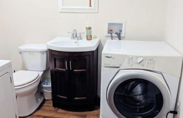 Uptown area, Cozy king Suite, quiet and private, free parking, walk to restaurants - Foto 7