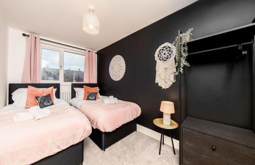 Large 6-Bed house, Free Parking & Motorway Access - Foto 11