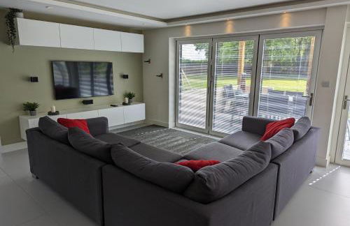 Unique, Spacious, Self-Built Eco Home with huge garden and movie room - Photo 18