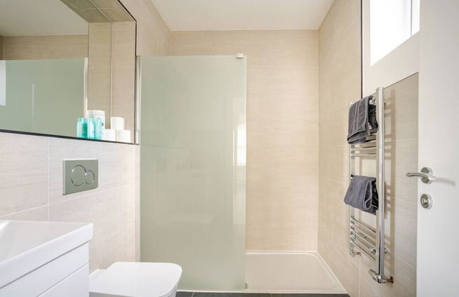 Brand New Luxury Self Contained Flat - Photo 5