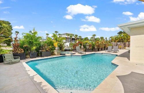 Private Village Home with Heated pool & spa with private front courtyard - Photo 1