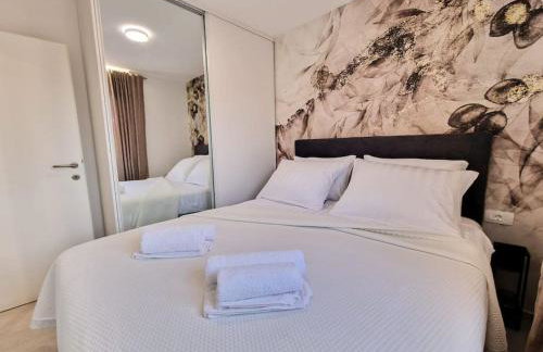 MonLux studio- FREE Public Parking- Easy & Straight Walk to the Center - Photo 4