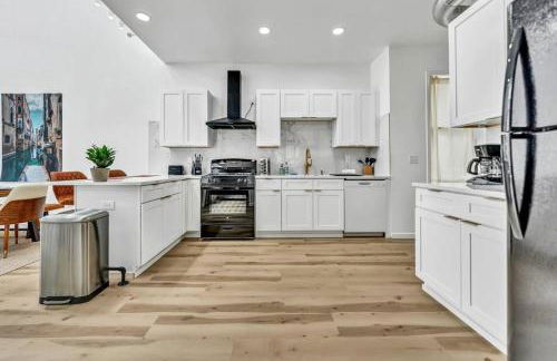 Stylish And Roomy Full House Dtwn - Photo 69