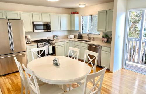 Modern & Cozy Gem ~ Walk to the Beach ~ Queen Beds - Photo 7