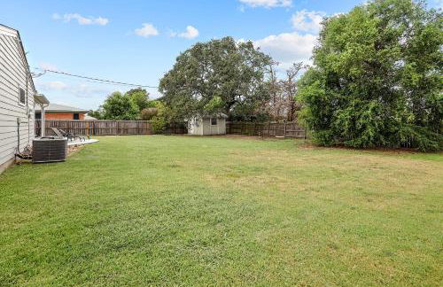 Adorable Southside ATM Cottage with Bikes, Pets OK - Photo 36