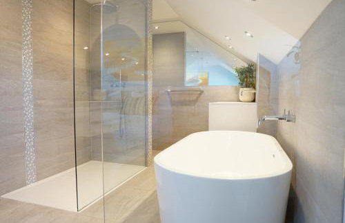 Stunning 4 Bedroom Home with Wild Spa, Gym & Hot Tub - Foto 25