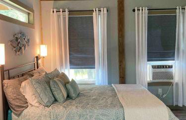 Tranquil Glamping near the Coast: Charming Rustic Cabin Rental in Midway, Georgia - Foto 21